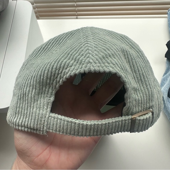 LA hat - Picture 2 of 3